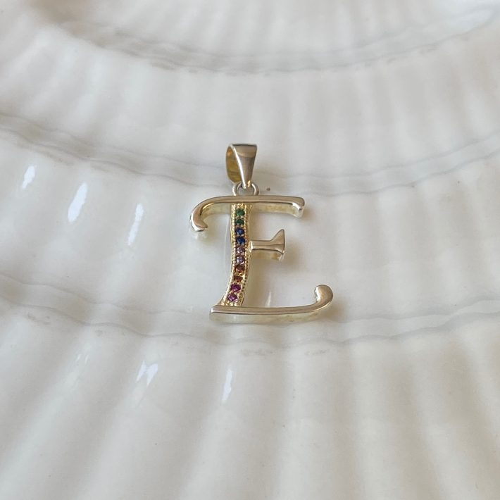 LETRA E MICROCIRCONES COLORES